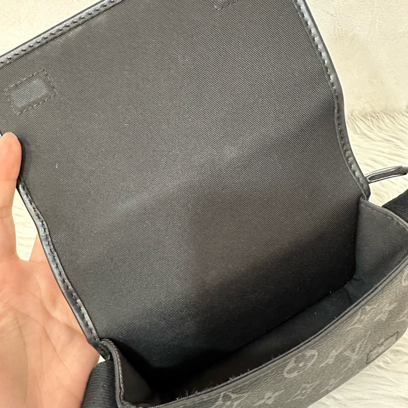 LV M12599 黑花黑釦斜背包 郵差包-47