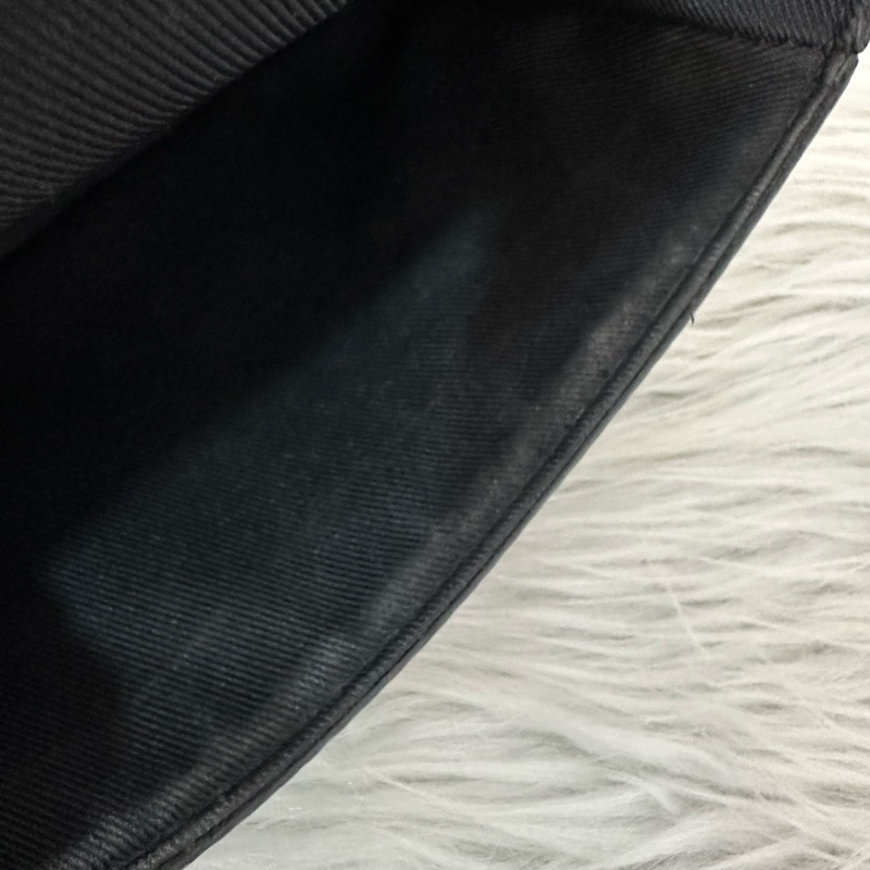 LV M12599 黑花黑釦斜背包 郵差包-48