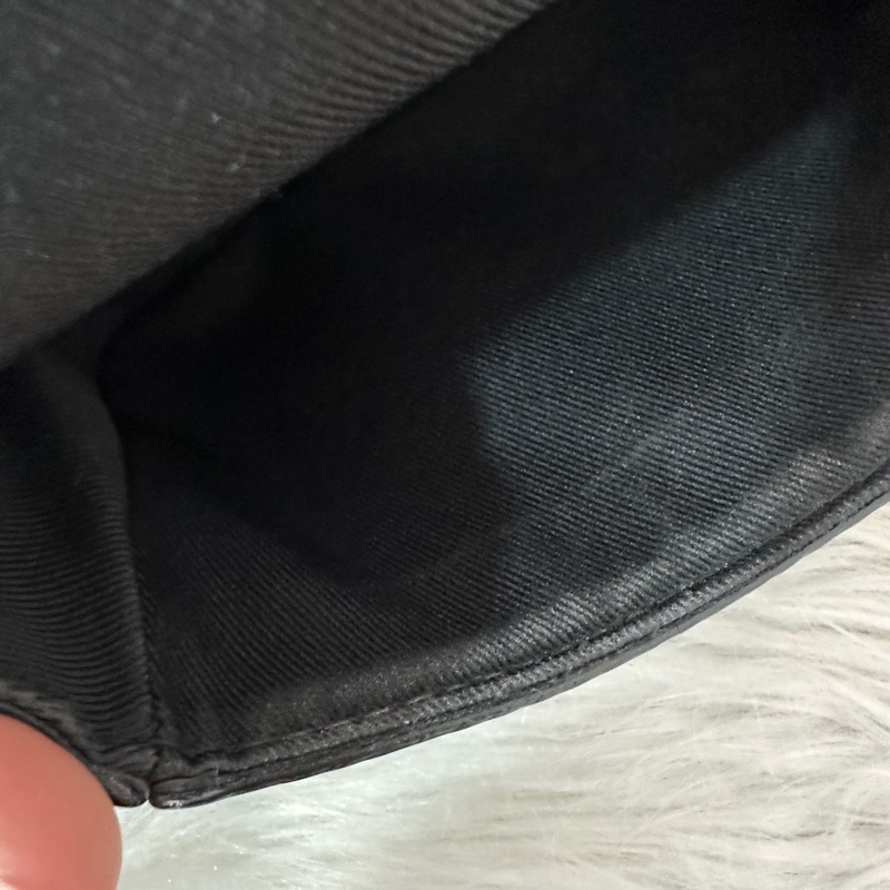 LV M12599 黑花黑釦斜背包 郵差包-49