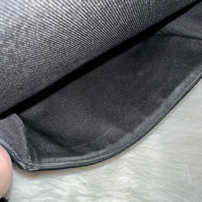 LV M12599 黑花黑釦斜背包 郵差包-53