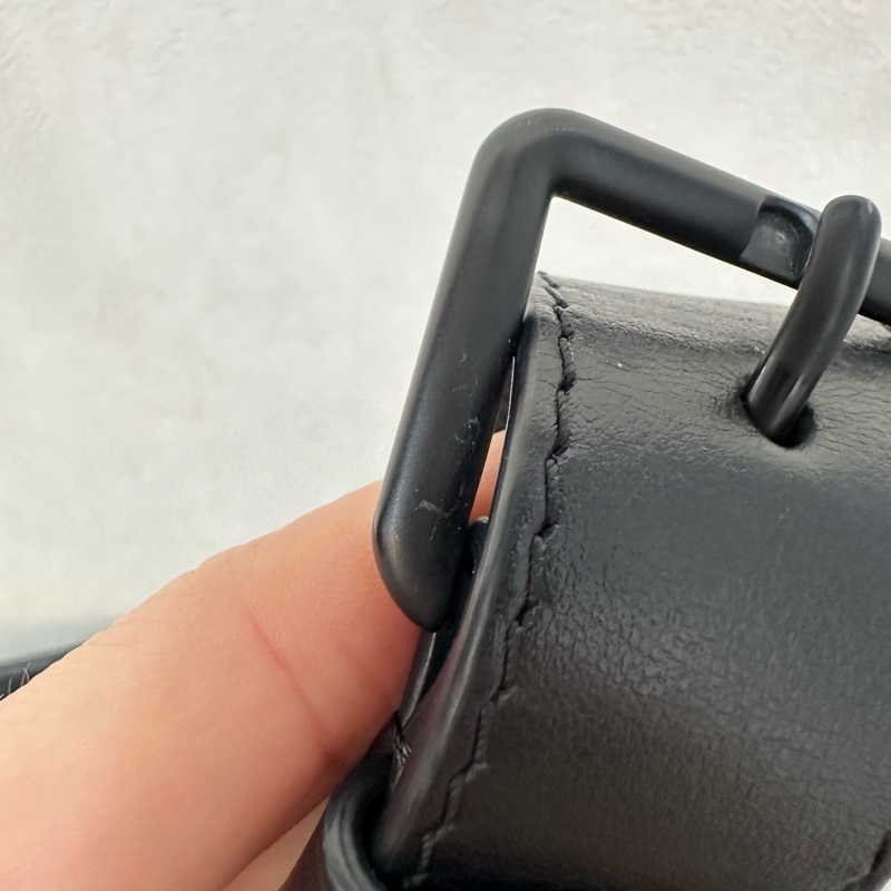 LV M12599 黑花黑釦斜背包 郵差包-63