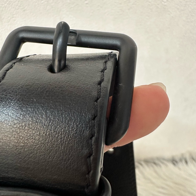 LV M12599 黑花黑釦斜背包 郵差包-64