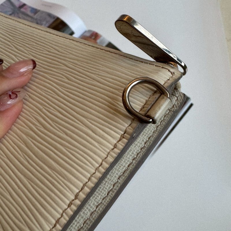 ✨東西全配 LV 米白耐刮雙層拉鍊長夾-24