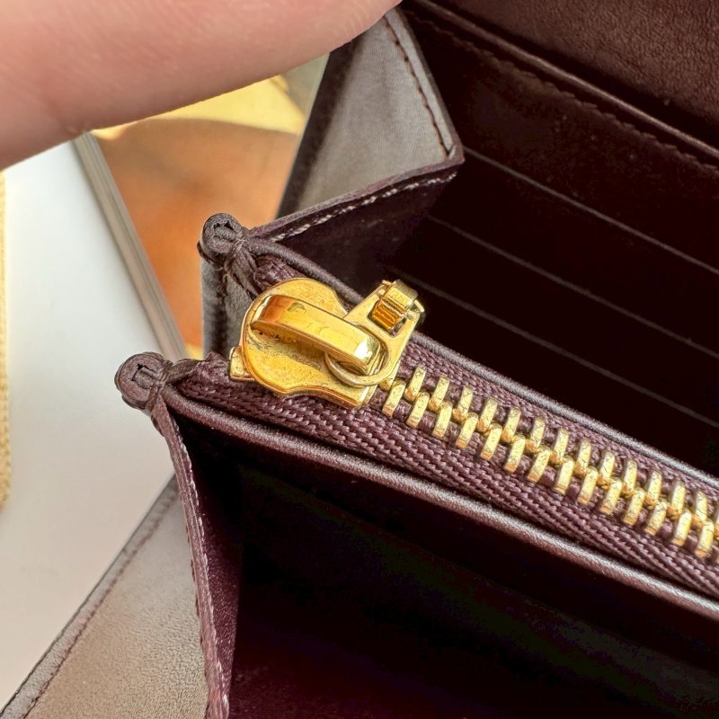 ✨竟然不用萬元 復古款 LV 酒紅色漆皮釦式長夾-11