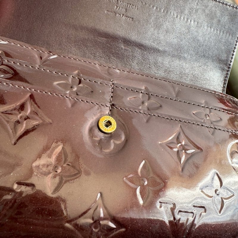 ✨竟然不用萬元 復古款 LV 酒紅色漆皮釦式長夾-12