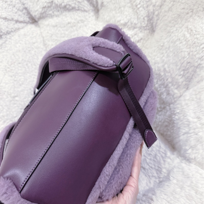 全新 coach紫色毛絨後背包-21