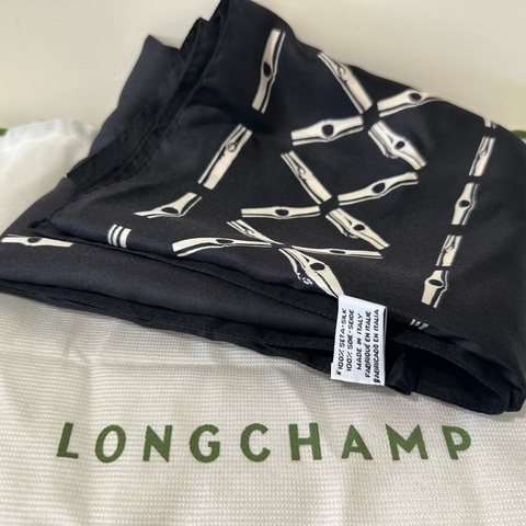 台北101購入 義大利製 Longchamp 經典竹節花紋logo 黑白100%真絲大方巾 135*135公分