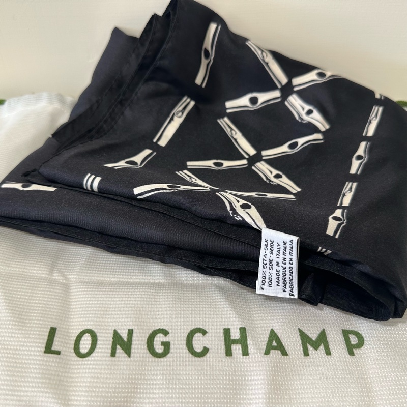 台北101購入 義大利製 Longchamp 經典竹節花紋logo 黑白100%真絲大方巾 135*135公分-0