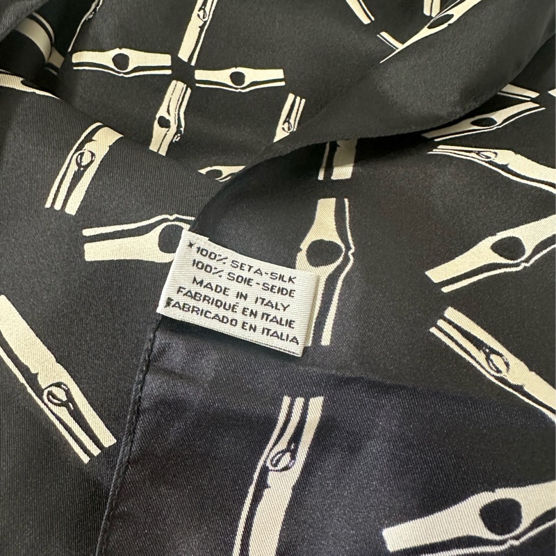 台北101購入 義大利製 Longchamp 經典竹節花紋logo 黑白100%真絲大方巾 135*135公分-4