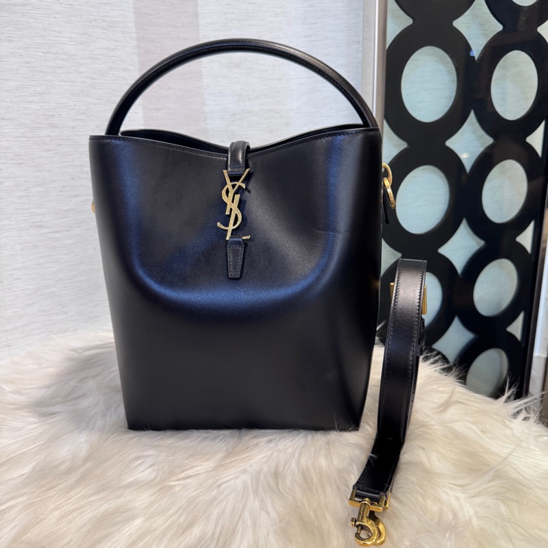 ［櫃價近10萬］YSL LE37 黑牛皮手提斜背水桶包-0