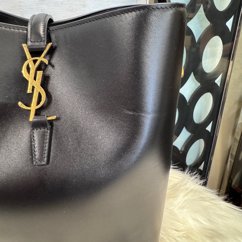 ［櫃價近10萬］YSL LE37 黑牛皮手提斜背水桶包-1