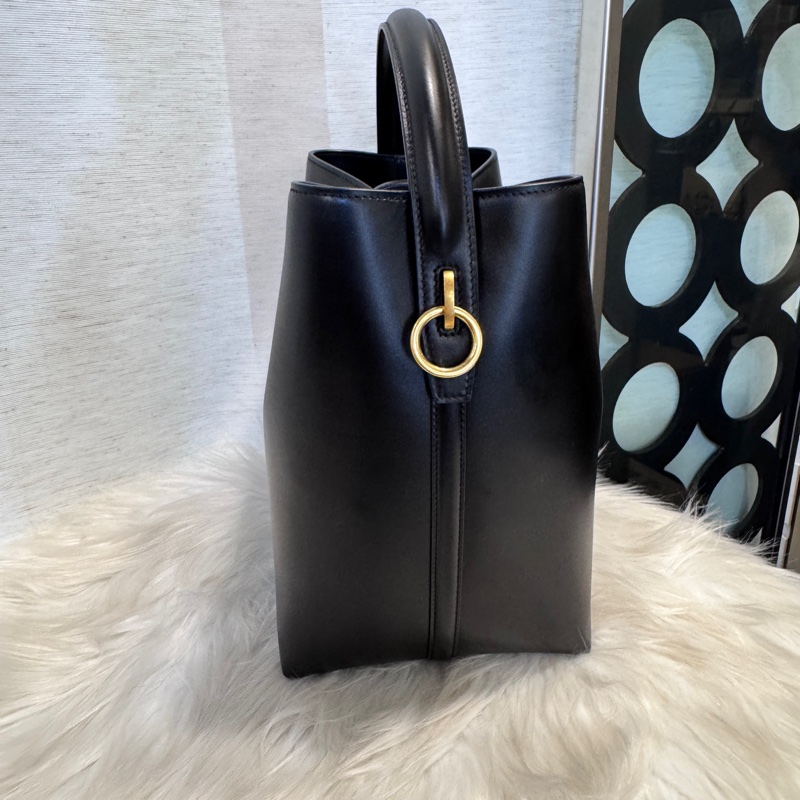 ［櫃價近10萬］YSL LE37 黑牛皮手提斜背水桶包-3