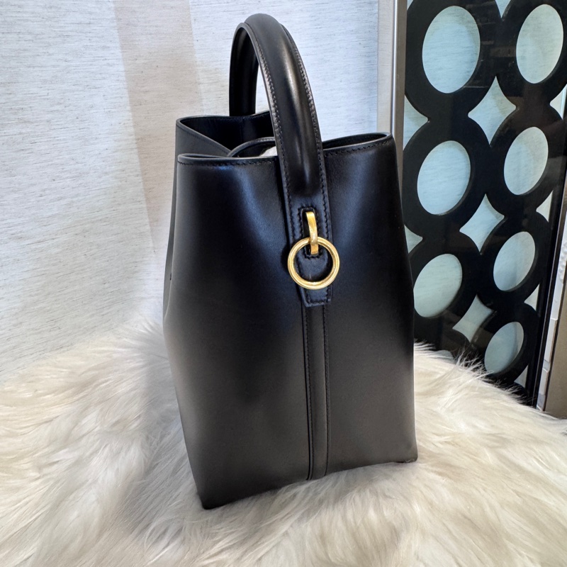 ［櫃價近10萬］YSL LE37 黑牛皮手提斜背水桶包-4