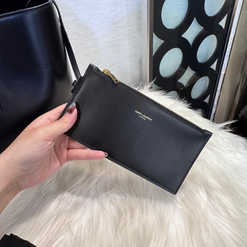 ［櫃價近10萬］YSL LE37 黑牛皮手提斜背水桶包-10