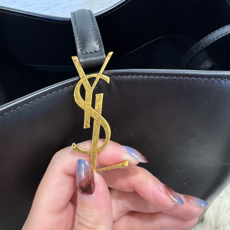 ［櫃價近10萬］YSL LE37 黑牛皮手提斜背水桶包-13