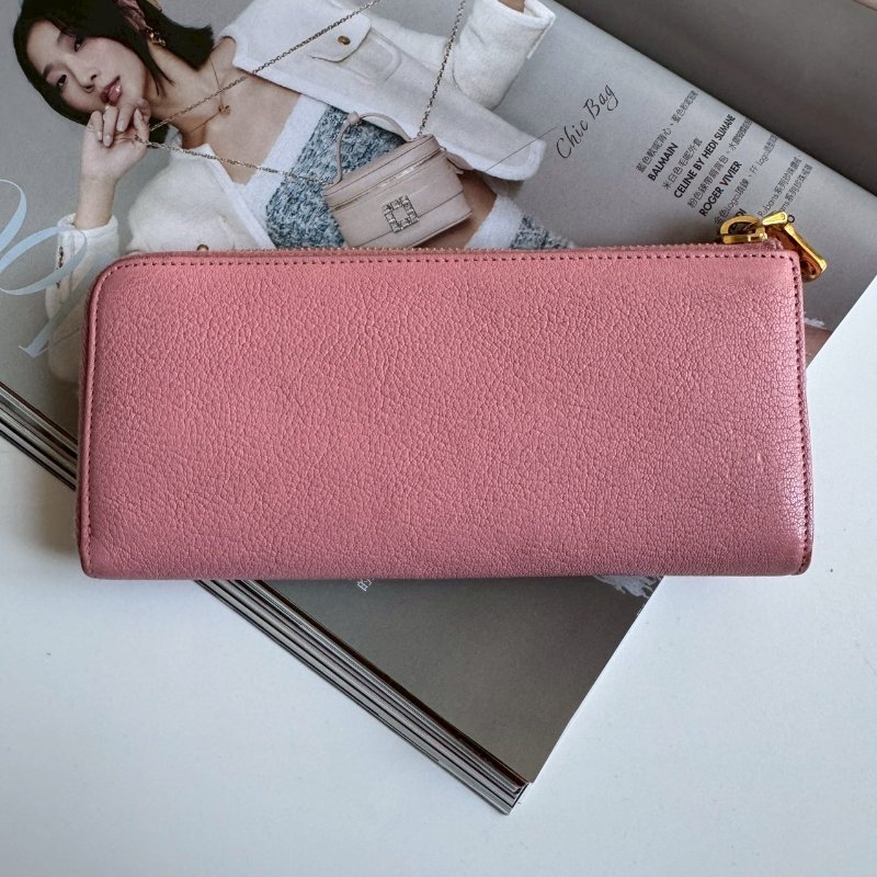 ✨盒子、防塵都有 年輕款 Miu Miu 粉色拉鍊長夾-1