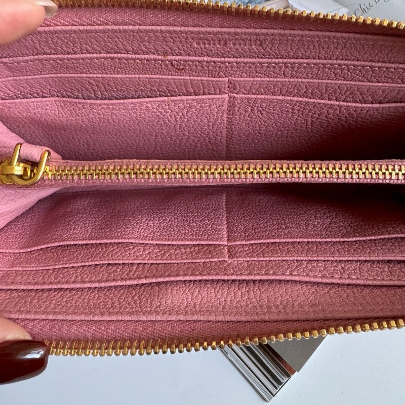 ✨盒子、防塵都有 年輕款 Miu Miu 粉色拉鍊長夾-8