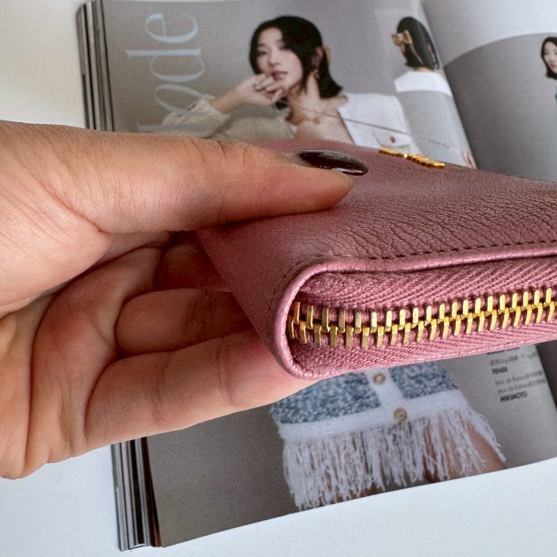 ✨盒子、防塵都有 年輕款 Miu Miu 粉色拉鍊長夾-10