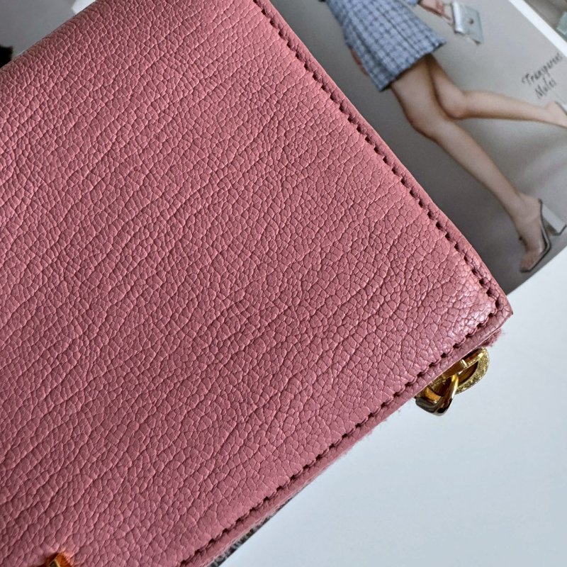 ✨盒子、防塵都有 年輕款 Miu Miu 粉色拉鍊長夾-11