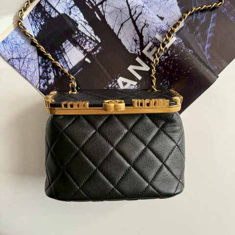 🎉經典版 Chanel 黑色方形金色水鑽字樣金鏈包