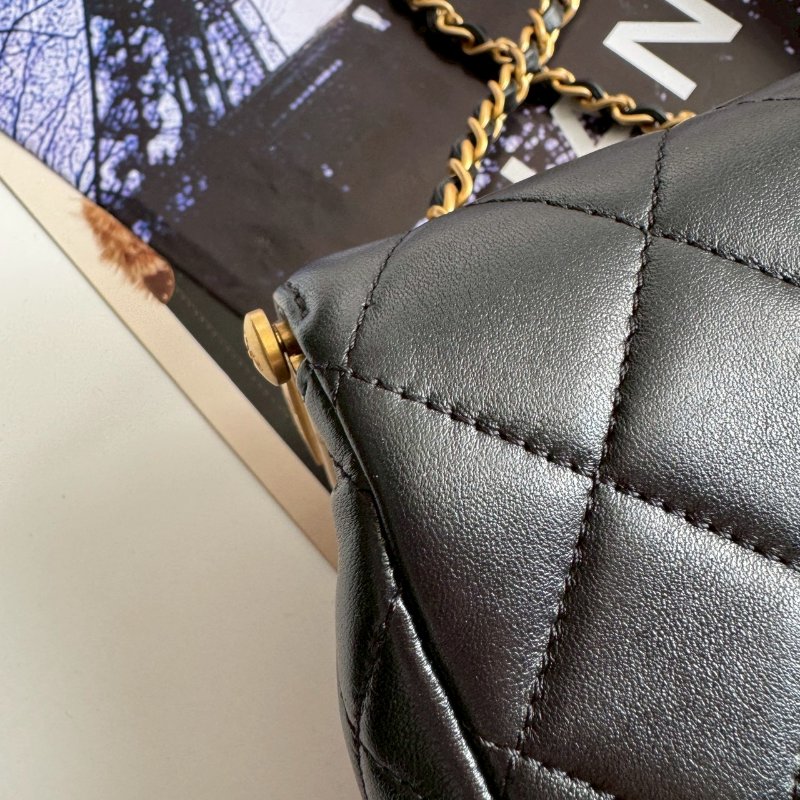 🎉經典版 Chanel 黑色方形金色水鑽字樣金鏈包-6