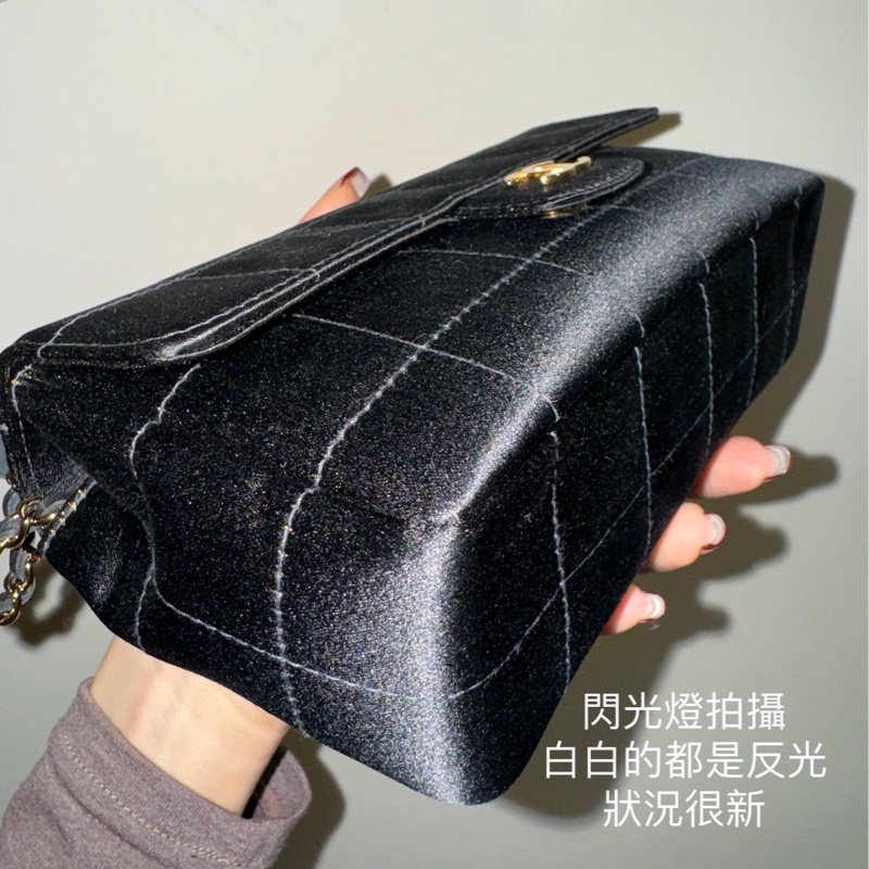 （已售出勿下單）❤️‍🔥新上架❤️‍🔥92新✨藏家級🖤Chanel Vintage🖤山茶花黑色緞面冰格CF小包/有防塵袋、保卡、雷標清楚/香奈兒山茶花cf-22