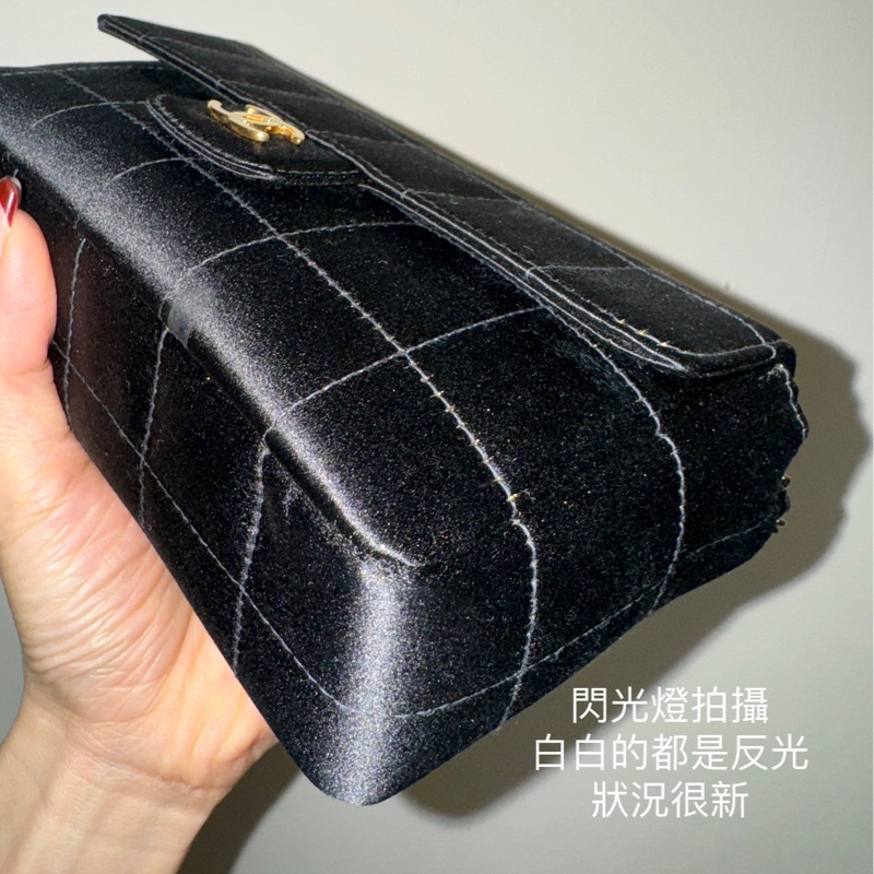 （已售出勿下單）❤️‍🔥新上架❤️‍🔥92新✨藏家級🖤Chanel Vintage🖤山茶花黑色緞面冰格CF小包/有防塵袋、保卡、雷標清楚/香奈兒山茶花cf-23