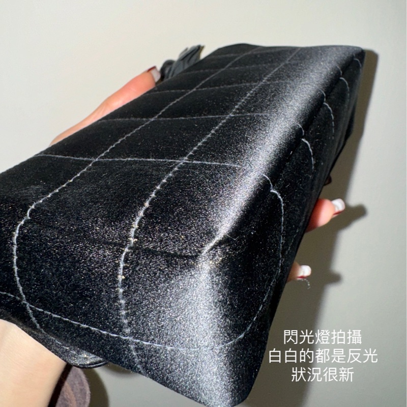 （已售出勿下單）❤️‍🔥新上架❤️‍🔥92新✨藏家級🖤Chanel Vintage🖤山茶花黑色緞面冰格CF小包/有防塵袋、保卡、雷標清楚/香奈兒山茶花cf-24