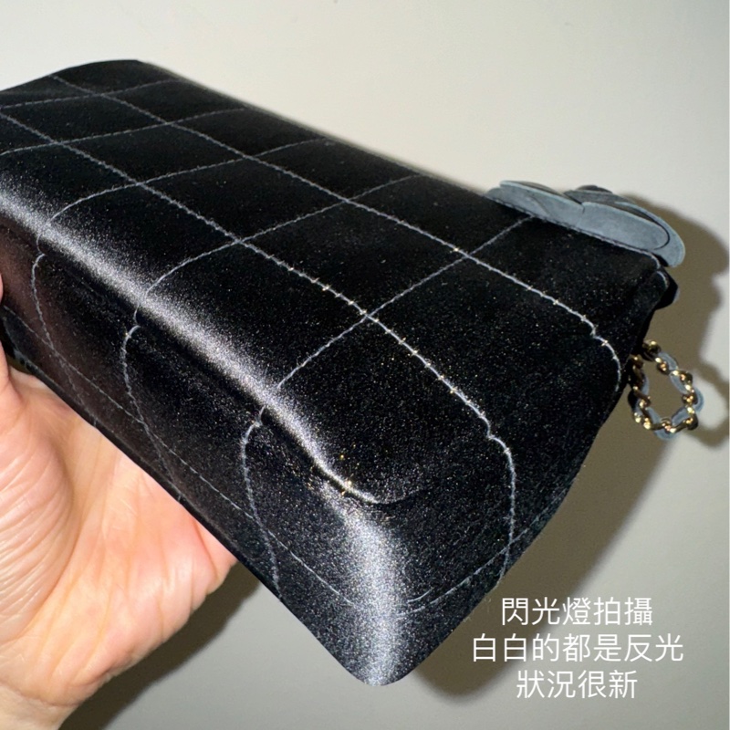 （已售出勿下單）❤️‍🔥新上架❤️‍🔥92新✨藏家級🖤Chanel Vintage🖤山茶花黑色緞面冰格CF小包/有防塵袋、保卡、雷標清楚/香奈兒山茶花cf-25