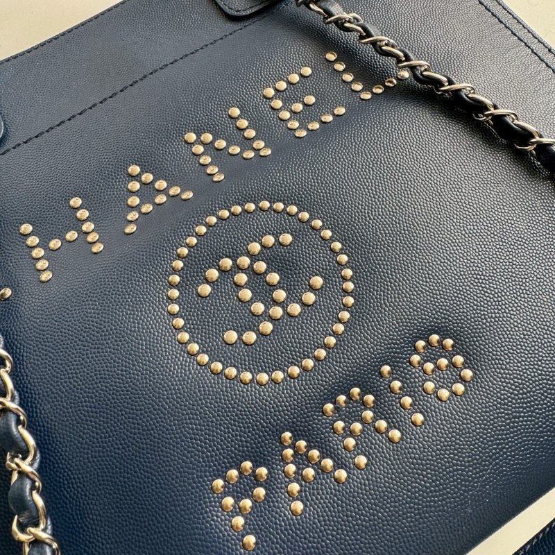 😍專櫃快20萬 Chanel 藍色卯釘銀色字母手提肩背沙灘包-2