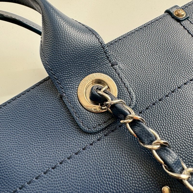 😍專櫃快20萬 Chanel 藍色卯釘銀色字母手提肩背沙灘包-3