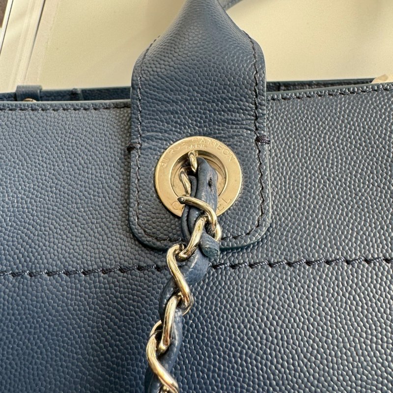 😍專櫃快20萬 Chanel 藍色卯釘銀色字母手提肩背沙灘包-9