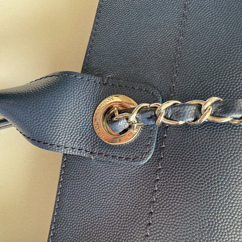 😍專櫃快20萬 Chanel 藍色卯釘銀色字母手提肩背沙灘包-11