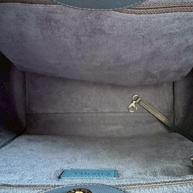 😍專櫃快20萬 Chanel 藍色卯釘銀色字母手提肩背沙灘包-14