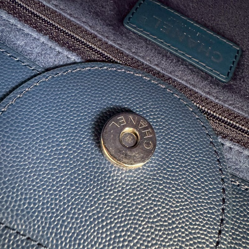 😍專櫃快20萬 Chanel 藍色卯釘銀色字母手提肩背沙灘包-19