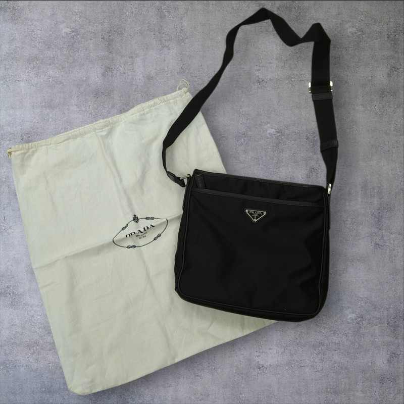 ✈️老闆出國不在‼️狂降甜價至4/5(原23800)【8成新】㊣✨PRADA✨(附防塵袋)普拉達 黑色 帆布 皮革 口袋 雙面 郵差包 肩背包 斜背包 /二手包/二手精品🌳二手樹屋🌳-1