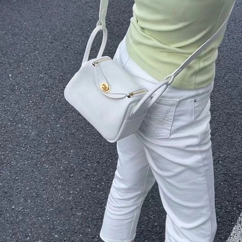HERMES 新白色金扣mini lindy 手提肩背斜背包18*13*10 99新配件盒子塵袋購證吊牌毛氈布