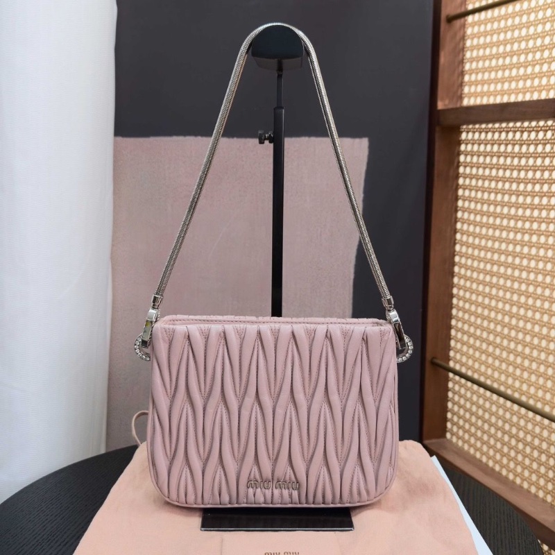 MIUMIU粉色褶皺鑽扣蛇骨肩背腋下包25*15*4.5 98新配件塵袋-1