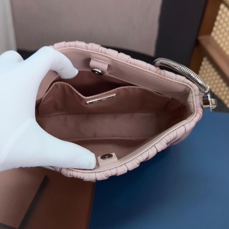 MIUMIU粉色褶皺鑽扣蛇骨肩背腋下包25*15*4.5 98新配件塵袋-6