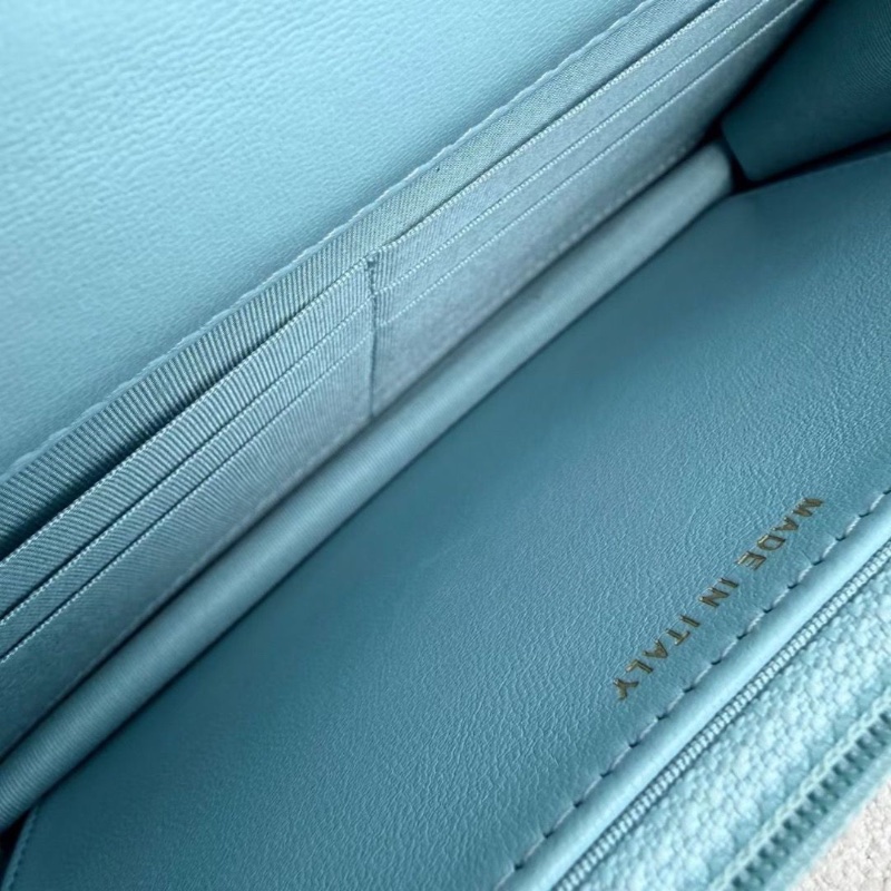 ChanelTrendyCC woc淺藍色金扣 羊皮 19*12*2 98新配件盒子塵袋保卡購證-5