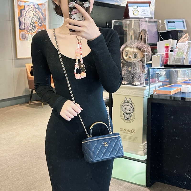 莉亞精品♡ Chaenel 手把長盒子藍 二手-1