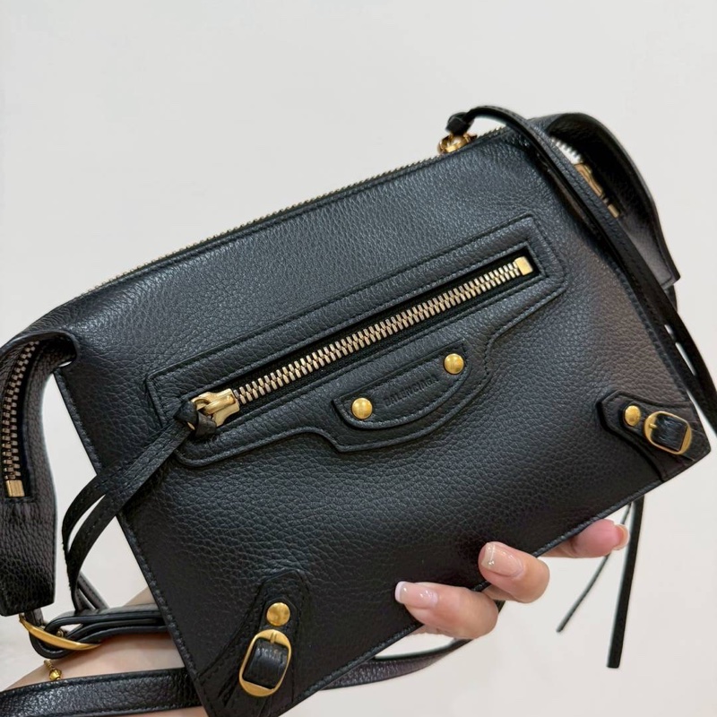 BALENCIAGA 巴黎世家 NEO CLASSIC 鉚釘 釦飾 拉鍊 斜背包 肩背包 側背包 手拿包-1