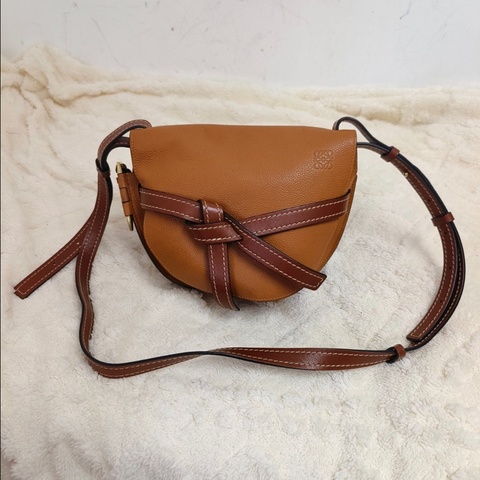 【經典王牌✨四季適用】Loewe Gate焦糖色馬鞍包|單肩|斜挎包 小號