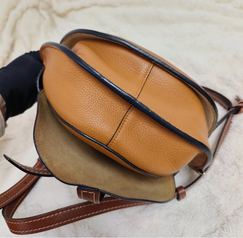 【經典王牌✨四季適用】Loewe Gate焦糖色馬鞍包|單肩|斜挎包 小號-4