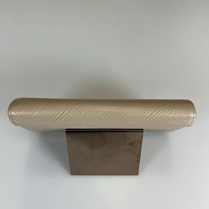 LV M67510/晶片款 水波紋Twist長夾米色-5