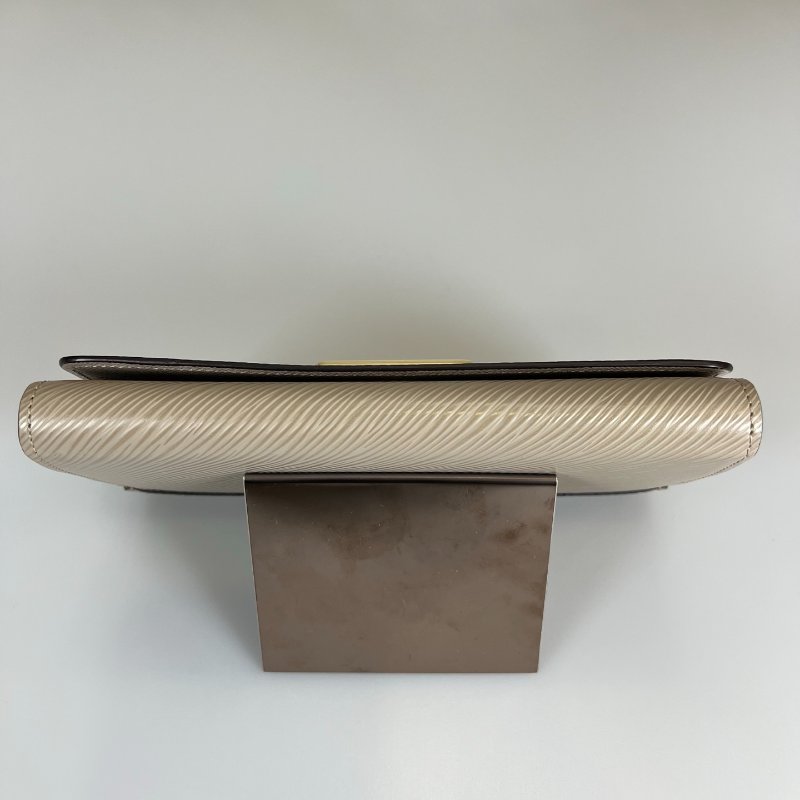 LV M67510/晶片款 水波紋Twist長夾米色-6