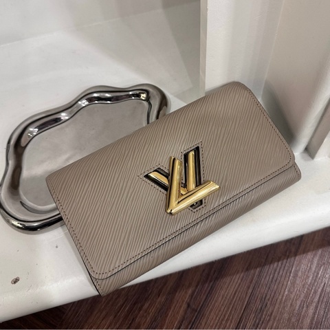 LV M67510/晶片款 水波紋Twist長夾米色