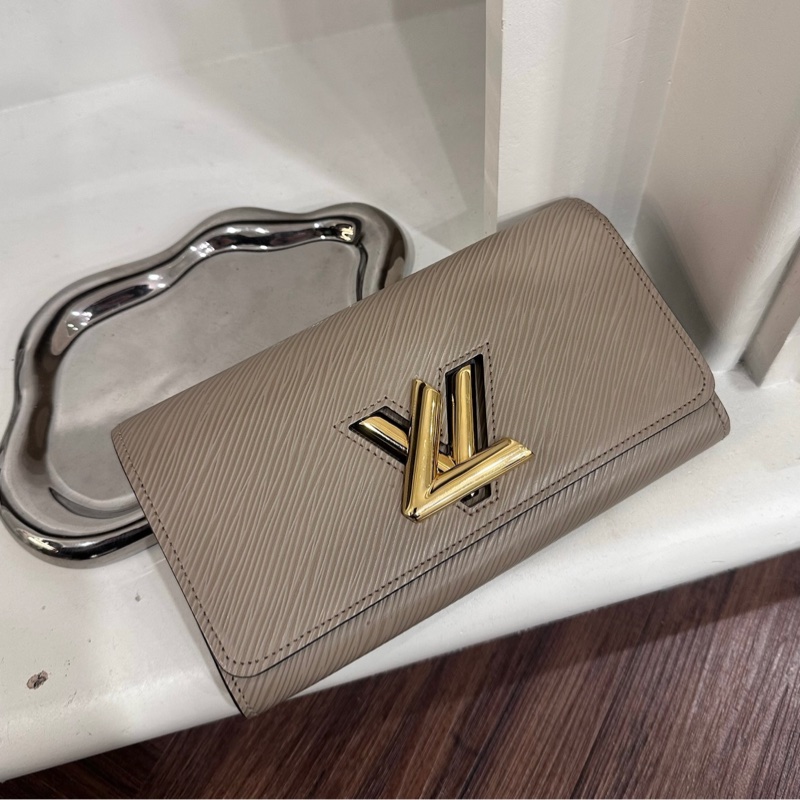 LV M67510/晶片款 水波紋Twist長夾米色-0