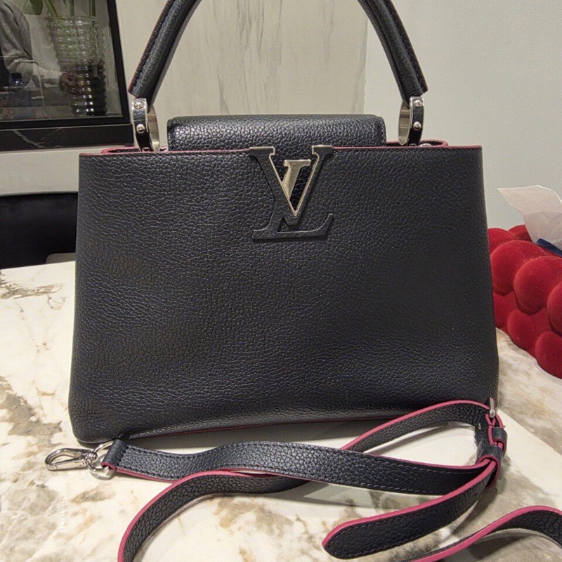 【99新✨經典設計✨多功能用法】LV Capucines bb 藏藍色 金扣 單肩手提包 斜背　-1