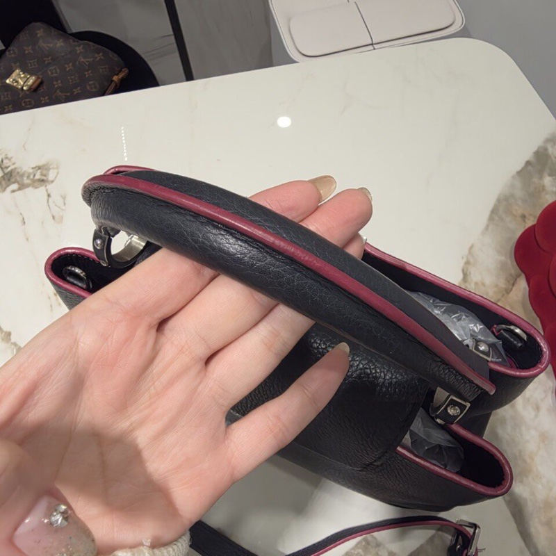 【99新✨經典設計✨多功能用法】LV Capucines bb 藏藍色 金扣 單肩手提包 斜背　-3